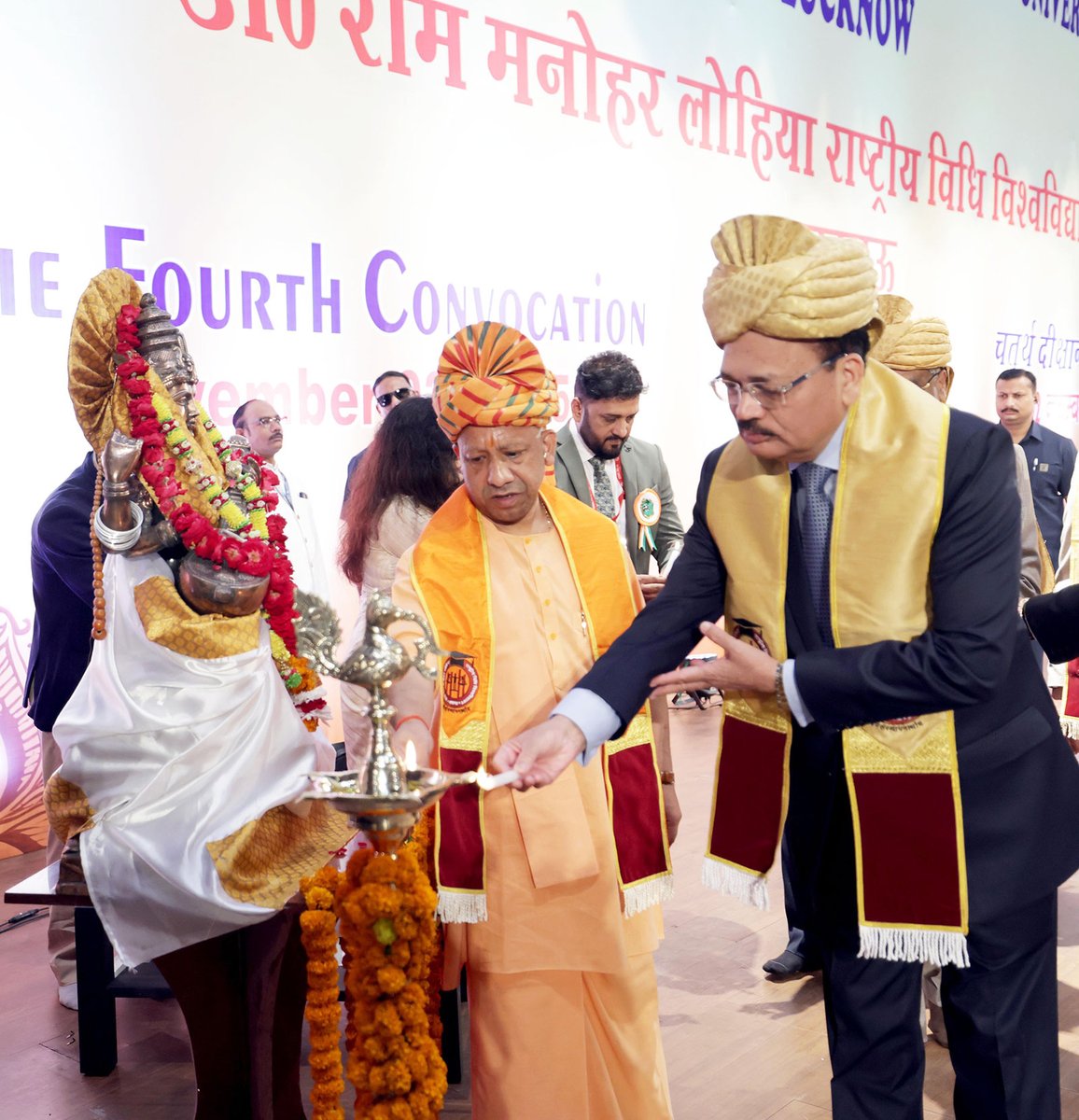 myogiadityanath's tweet photo. मा. सर्वोच्च न्यायालय के न्यायाधीश मा. न्यायमूर्ति श्री सूर्यकान्त जी, न्यायाधीश मा. न्यायमूर्ति श्री विक्रम नाथ जी एवं मा. उच्च न्यायालय, इलाहाबाद के मुख्य न्यायाधीश मा. न्यायमूर्ति श्री अरुण भंसाली जी की गरिमामयी उपस्थिति में आज डॉ. राम मनोहर लोहिया राष्ट्रीय विधि विश्वविद्यालय, लखनऊ के चतुर्थ दीक्षांत समारोह में सम्मिलित हुआ।

भारत के लोकतंत्र के महत्वपूर्ण स्तंभ न्यायपालिका के शीर्ष न्यायमूर्ति गण के कर-कमलों से उपाधि प्राप्त करना विद्यार्थियों के जीवन का सबसे स्वर्णिम और गौरवपूर्ण क्षण है। 

सभी सम्मानित अतिथियों का हार्दिक अभिनंदन एवं उपाधि प्राप्त करने वाले छात्र-छात्राओं को हृदय से बधाई व उज्ज्वल भविष्य हेतु मंगलकामनाएं।