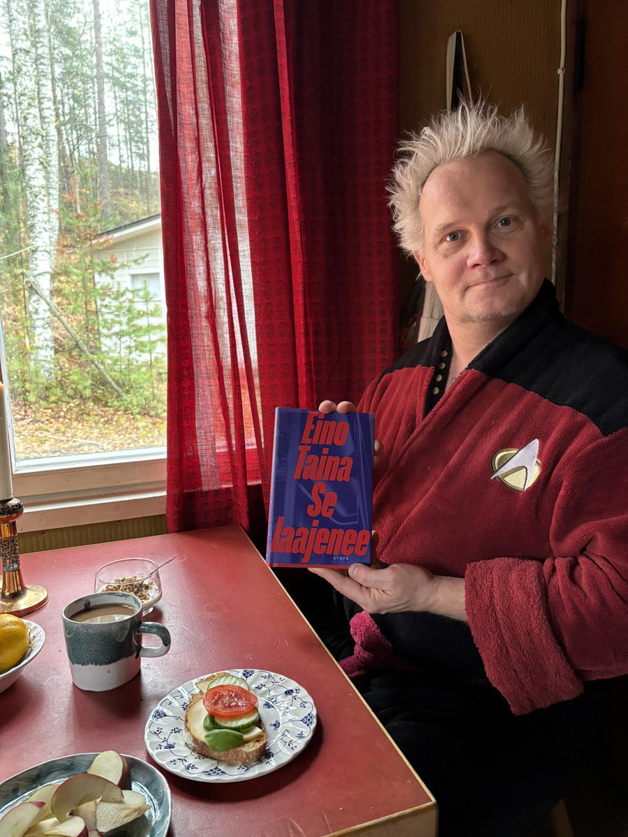 Kirjallisuuspiireissä on käynnissä vinha keskustelu lukemisesta. Yksi näkökulma on se, onko lukeminen nykyään poseeraamista. Pyh ja pah. Liian vähän poseerataan kirjojen kanssa. Aionkin poseerata koko vuoden lukemieni teosten kanssa. Kaikki mukaan! Hashtag #Poseeraushaaste