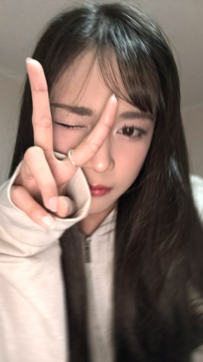 pagi ini aku dan Gita duduk bareng di sofa, sambil menatap dia yang tersenyum cerah sambil bermain memegang selimut lembut itu. Aku ngajak dia buat santai bareng, Aku tarik dia peluk, dan kita ngobrol tentang hari ini. Rasanya damai banget, cuma kita berdua di momen ini.