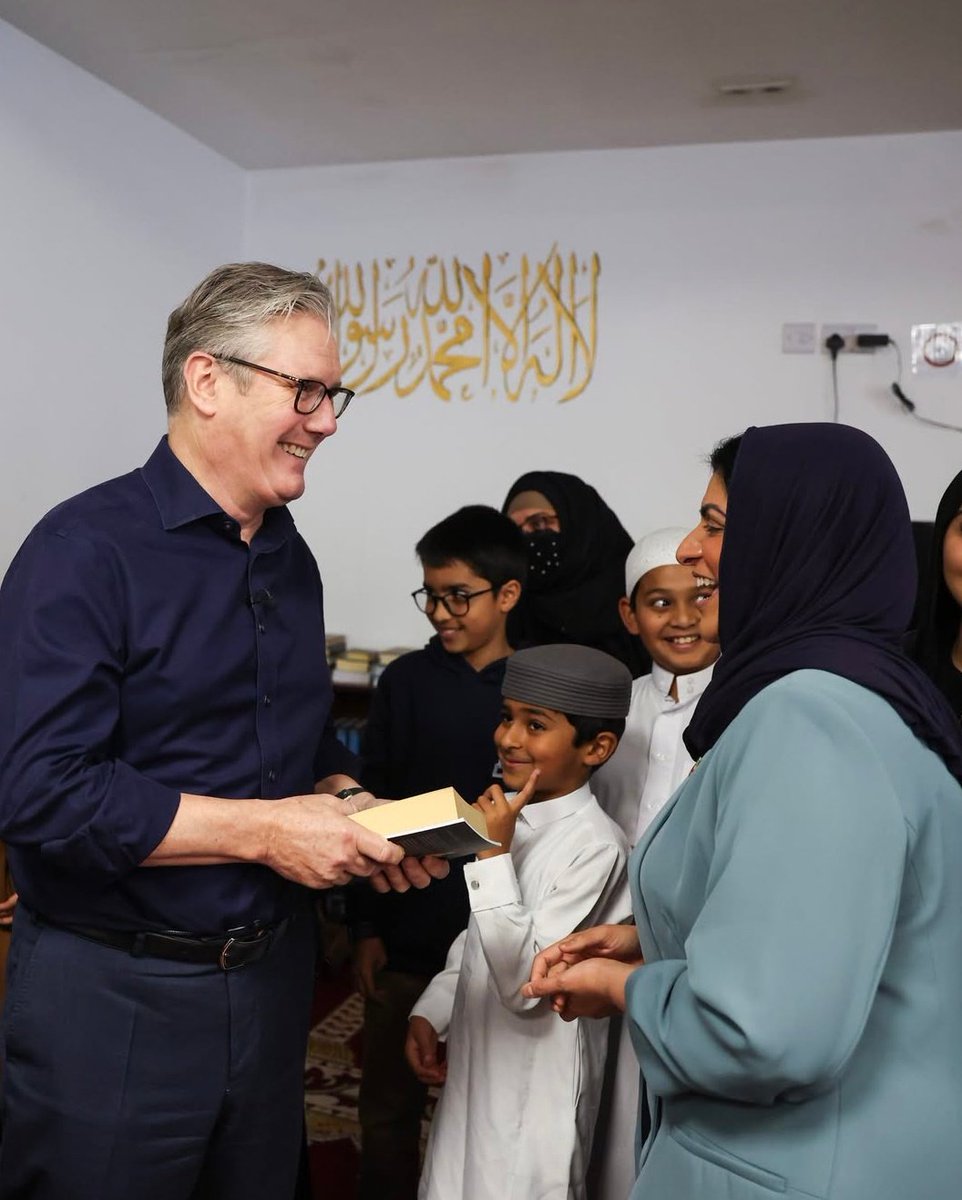 RadioGenoa's tweet image. Keir Starmer invests huge sums of public money to protect mosques. Meanwhile, his Muslim friends stab British citizens. A perfect crime.