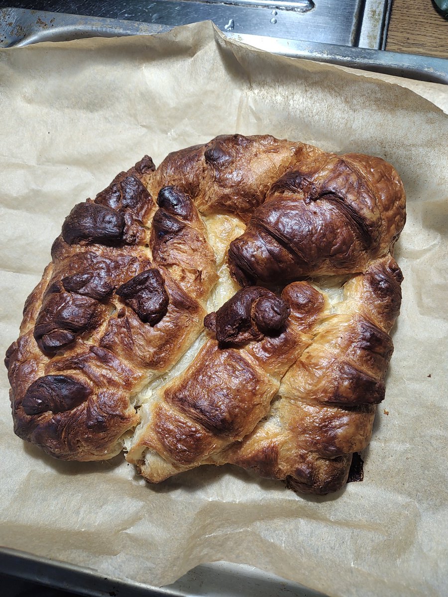 В рамках Хеллоуина был изготовлен Пирог из Гигантских Личинок!

На самом деле в разморозившейся когда-то морозилке была обнаружена гомогенизировавшаяся пачка круассанов. Результат съедобен, хотя и внешне мало кого мог бы привлечь вне тематического праздника )