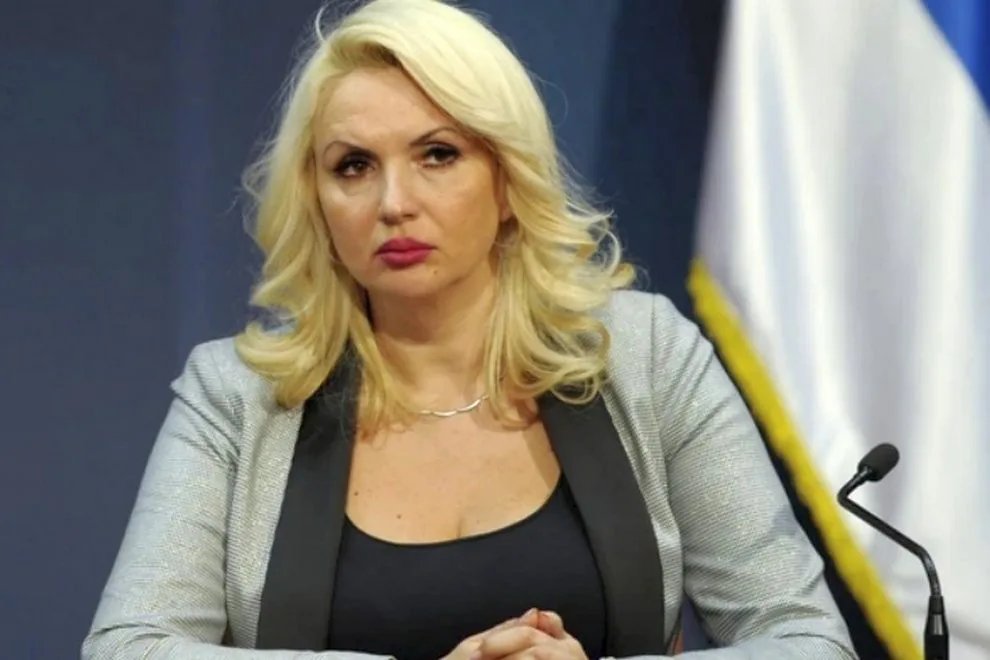 ... 🔥Darija Kisić ... 

Koliko puta jedna žena može biti smenjena .. a da svaki put ispadne unapređena?

Darija Kisić je smenjena s čela ..Torlaka.. i odmah postavljena za direktorku Fonda za nauku...

To nije karijera, to je teleportacija privilegije...
U zemlji gde se