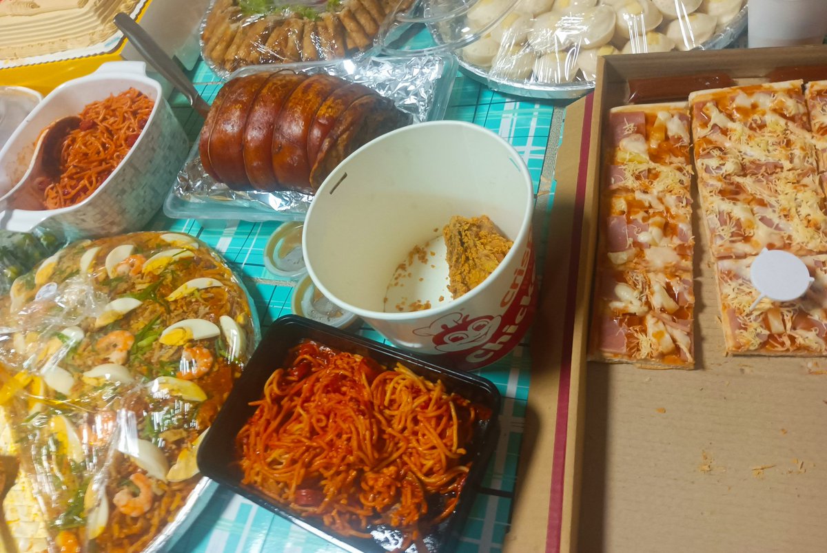 Filipino food so this is how ph people do parties