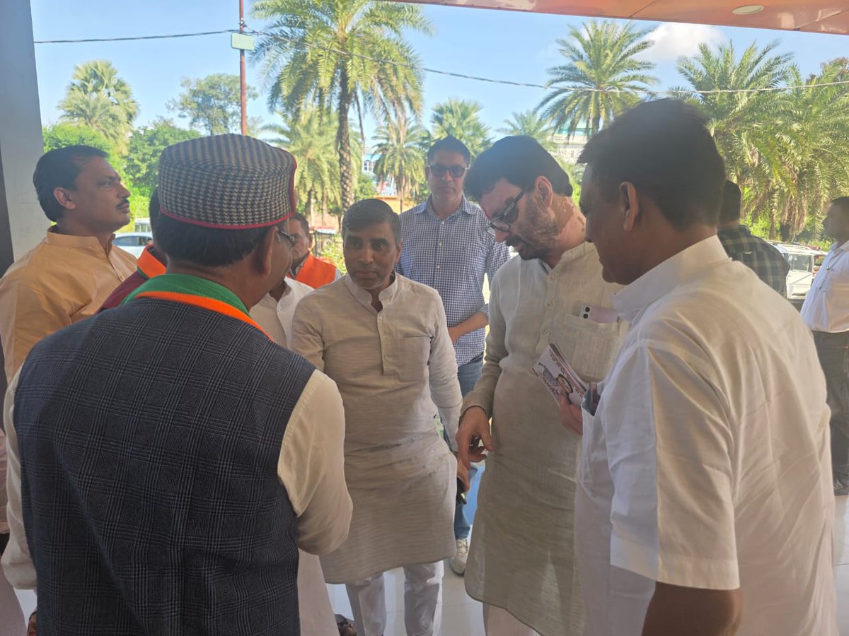भाजपा संगठन द्वारा बिहार विधानसभा चुनाव में मिले दायित्व के तहत आज मुंगेर भाजपा कार्यालय में पहुँचकर संगठन के पदाधिकारियों के साथ चुनावी रणनीति पर विस्तृत चर्चा की।
प्रदेश के विकास और सुशासन के लिए समर्पित एनडीए की विचारधारा को जन-जन तक पहुँचाने का संकल्प लिया गया
#BiharElections