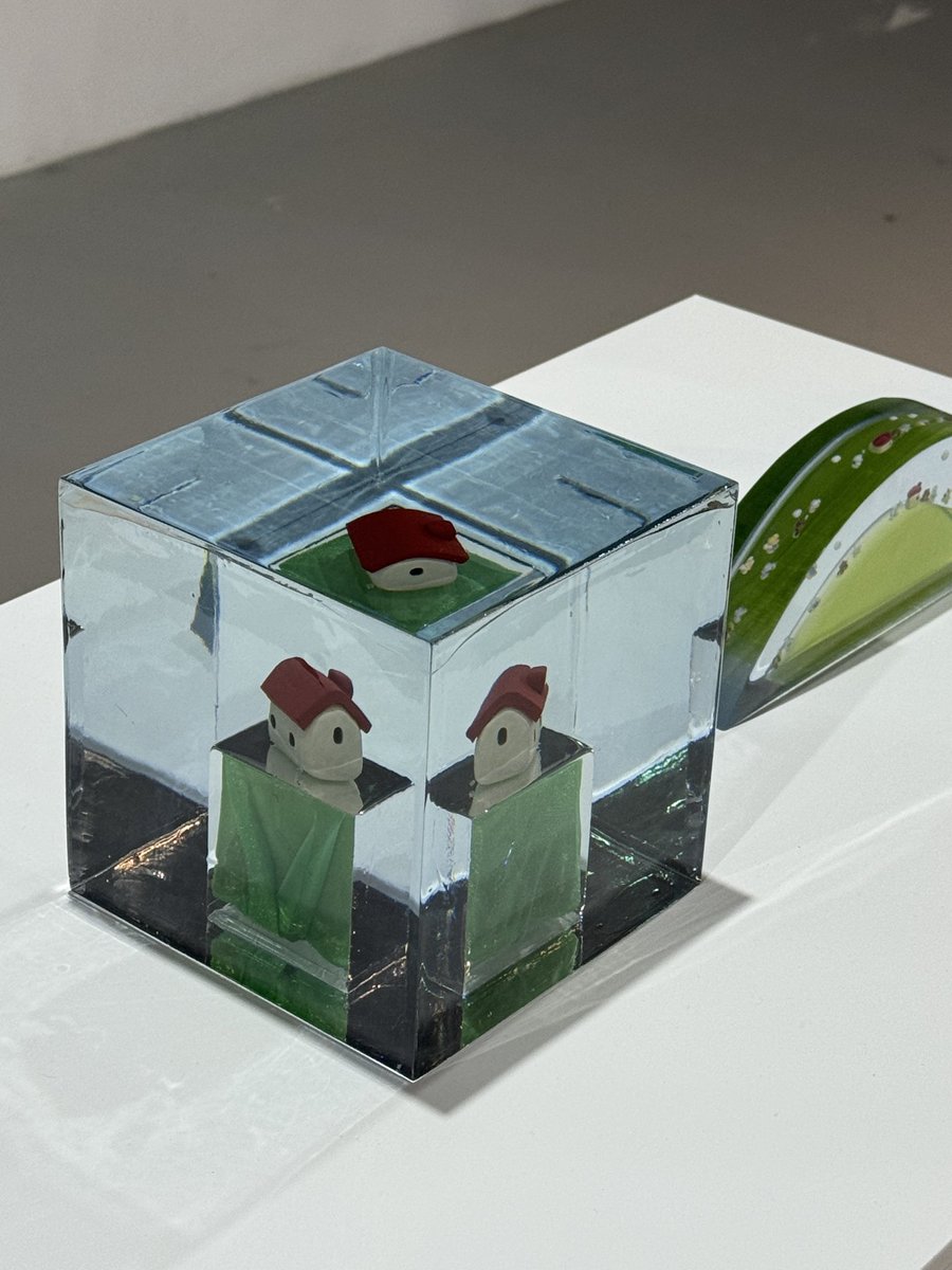 piecexxcake's tweet image. 시립대 산디 졸전 보고 왔다.
사라오브젝트 님의 정말이지 거대한데 기포 하나 없는 레진 아트에 감격을 받고 왔다… 사라님과 정말 친해지고 싶었는데