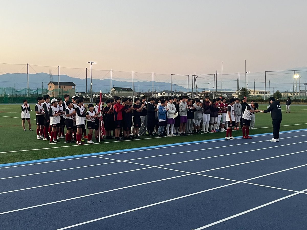 中学生関西大会。リトパンから3チームが出場。どのチームもプレーを自分たちで組み立て力一杯がんばりました。決勝戦でも賢く力強くやり抜いた子どもたち。たくましく成長した姿に感動。1/11、関西チャンピオンとして3年ぶり7回目の日本一めざします。
#フラッグフットボール
#草津リトルパンサーズ