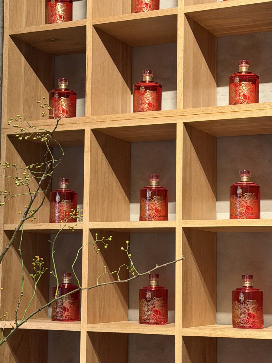 AxlvvWare's tweet image. 光と影が交差する中で、瓶の中に詰まっているのはお酒の香りだけじゃなくて🍶
それは、ちょっとした儀式感と、暮らしのぬくもりなんだよね☺️