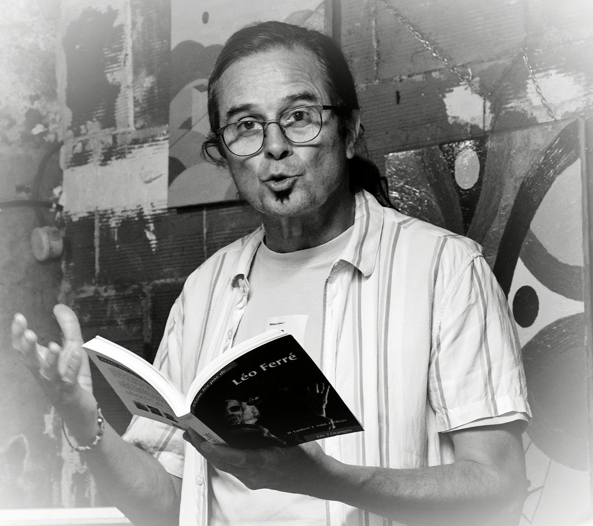 Poète vos papiers ! Qu'il disait...
Prête moi ta plume mon ami Piero 🫣👌🎶🎼✒️