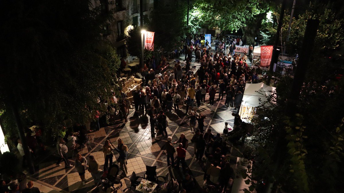 🍂🌰Más de 500 personas se reunieron este sábado en torno a 225 kilos de castañas asadas en la Plaza Mayor de Güéjar Sierra.

La actividad central del Festival Joven de Otoño se ha convertido en un referente en la agenda granadina.

#GüéjarSierra #castañada #GüéjarSierraEnamora