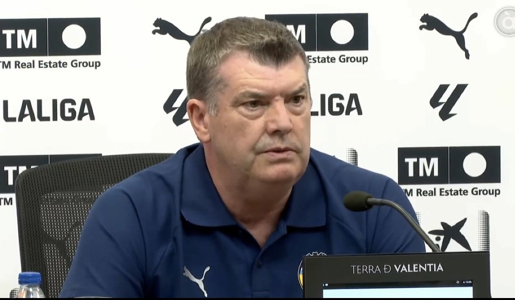 navi2004vcf's tweet photo. Para el siguiente partido¿necesitamos q salga Ron a decirnos lo q  tenemos q hacer,a pedirnos paciencia y a vomitar q el equipo está en construcción? 
Sr Ron Gourlay, este club lo que está es en DESTRUCCIÓN  desde q su amigo Lim llegó aquí.Usted es uno de ellos.Váyase.🦇
#RonOut https://t.co/BZBJjBoWbK
