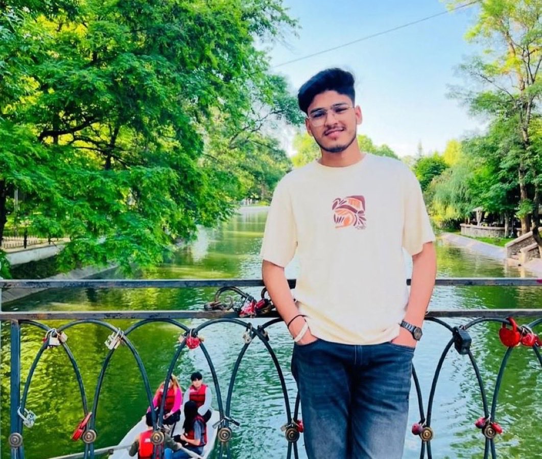 NamitaSharmaSV's tweet image. SMS अस्पताल में जिंदगी की जंग हारा MBBS छात्र राहुल…
कज़ाख़िस्तान से इलाज की उम्मीद लेकर आया था,
लेकिन लौटकर सिर्फ सवाल छोड़ गया —

आख़िर इस मौत का ज़िम्मेदार कौन?
कज़ाख़िस्तान… या फिर हमारा सिस्टम? 💔

#JusticeForRahul #SMSHospital #SystemFail #Rajasthan #MBBSStudent