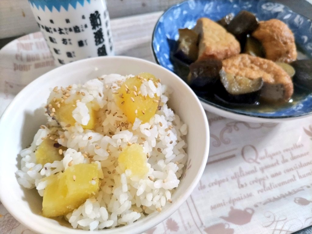 zakinishizuko's tweet image. 毎年、仕事場の人が家族で芋掘り行った後にお裾分けしてくれる。てことで今年もサツマイモご飯🍚🍠✨️☺️

奥のは、🍆とがんもの炊いたん
#秋の味覚 #さつまいも #健康的な食事 #和食