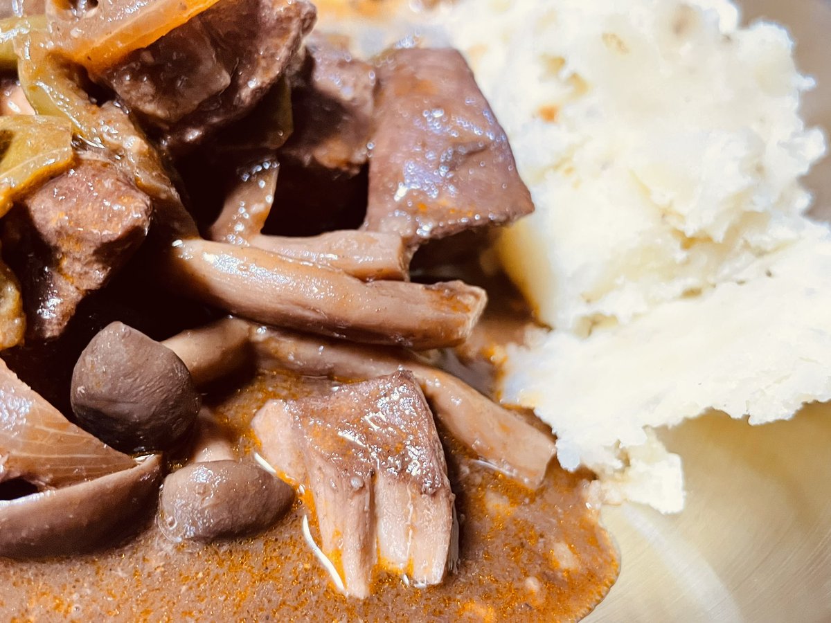 赤ワイン煮込みとマッシュポテト

ポテトマッシャーを買ったらマッシュポテトを作るのが面倒じゃなくなった。
ご飯はバターライス。酒は赤ワインでいただきます。