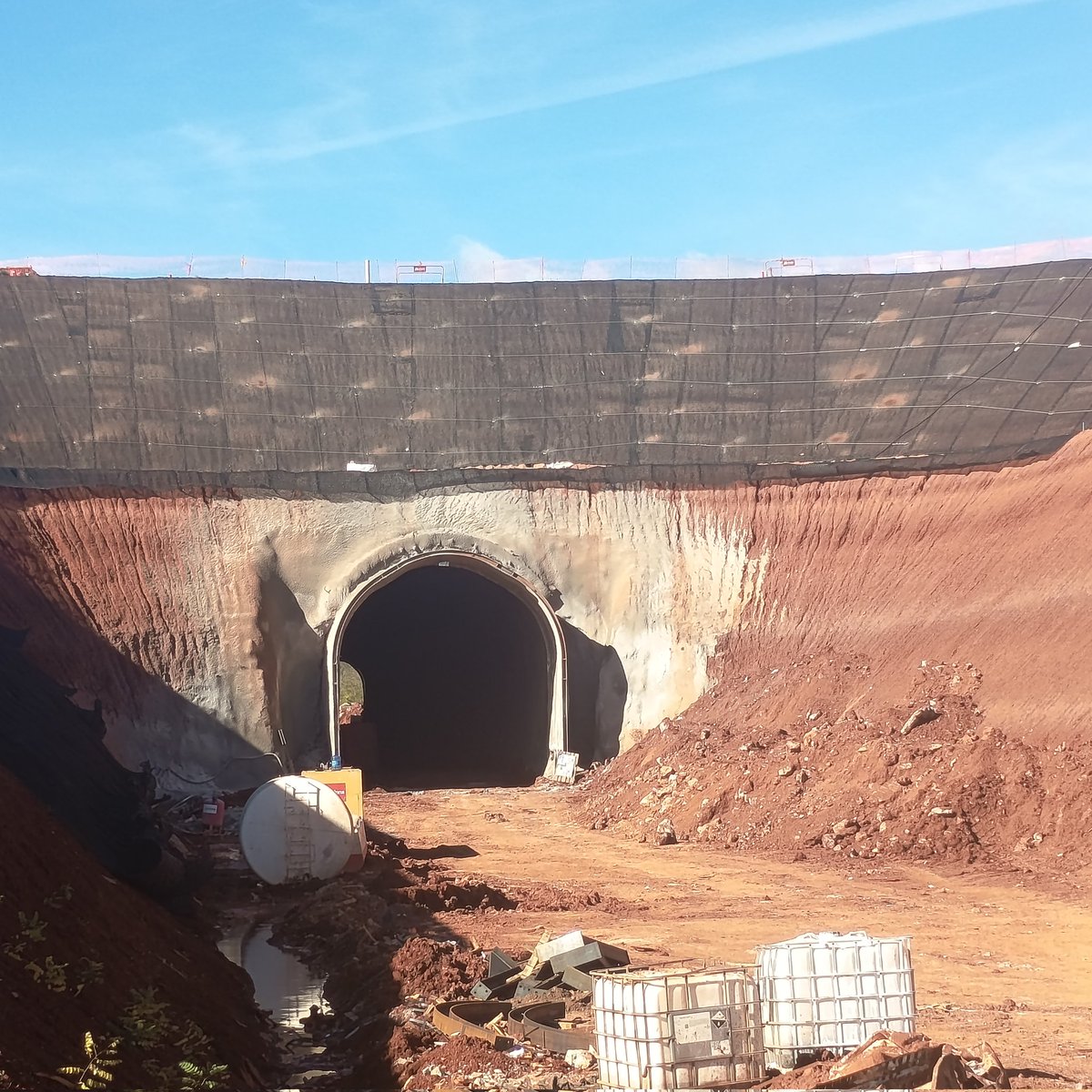 Hardacho's tweet photo. Túnel 7 y túnel 8, son consecutivos y próximos entre si. El primero en el término de #Sarrion y el segundo en la divisoria con #Albentosa obras muy avanzadas. @ACCIONA @Adif_es @diariodeteruel @oscar_puente_ @JosepBoira @JJ_Armero_AUGC @Gusiluz18530458 @Alffig https://t.co/ZqPesAIldW