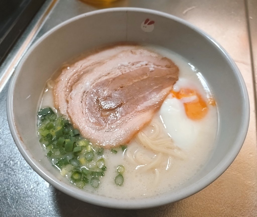 ラーメンは基本的に醤油が好きだけど、たまに豚骨食べたくなるね🐷温泉卵作ってトッピングしたぜ👍️これは久留米ラーメンらしいよ。でも久留米ラーメンにしては茶濁色じゃないし臭みもないね🍜マイルドな豚骨ラーメンだよん🫶

#ラーメン #豚骨ラーメン 
#丸幸ラーメンセンター #佐賀 #銘店伝説
