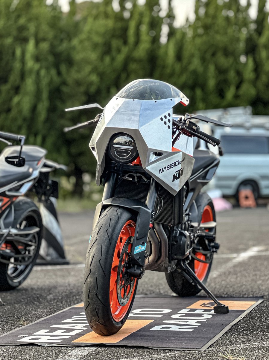 nobtree's tweet photo. 無事、お披露目できてホッとしました🍊

KTM 890 DUKE R CAFÉ RACER PROJECT

Nobuki Kato × ASK.Motorcycle
【NA 890 Kranich】

#AskMotorcycle @Ask8194 
#ktm #890dukeR 
#NA890Kranich https://t.co/UcvkkVZyR8