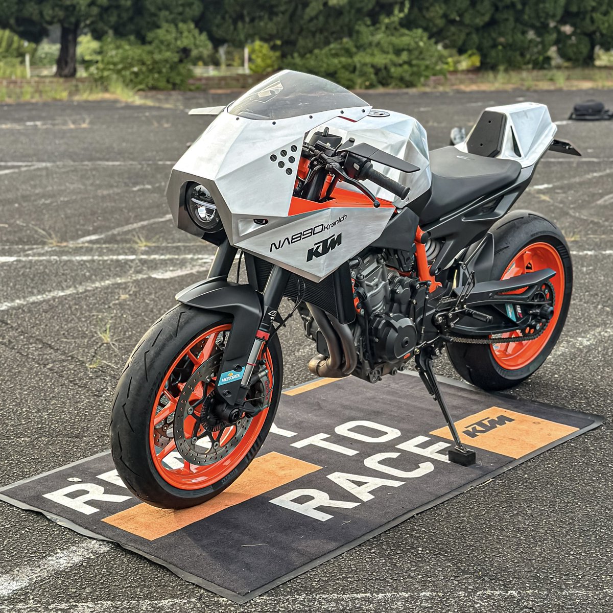 nobtree's tweet photo. 無事、お披露目できてホッとしました🍊

KTM 890 DUKE R CAFÉ RACER PROJECT

Nobuki Kato × ASK.Motorcycle
【NA 890 Kranich】

#AskMotorcycle @Ask8194 
#ktm #890dukeR 
#NA890Kranich https://t.co/UcvkkVZyR8