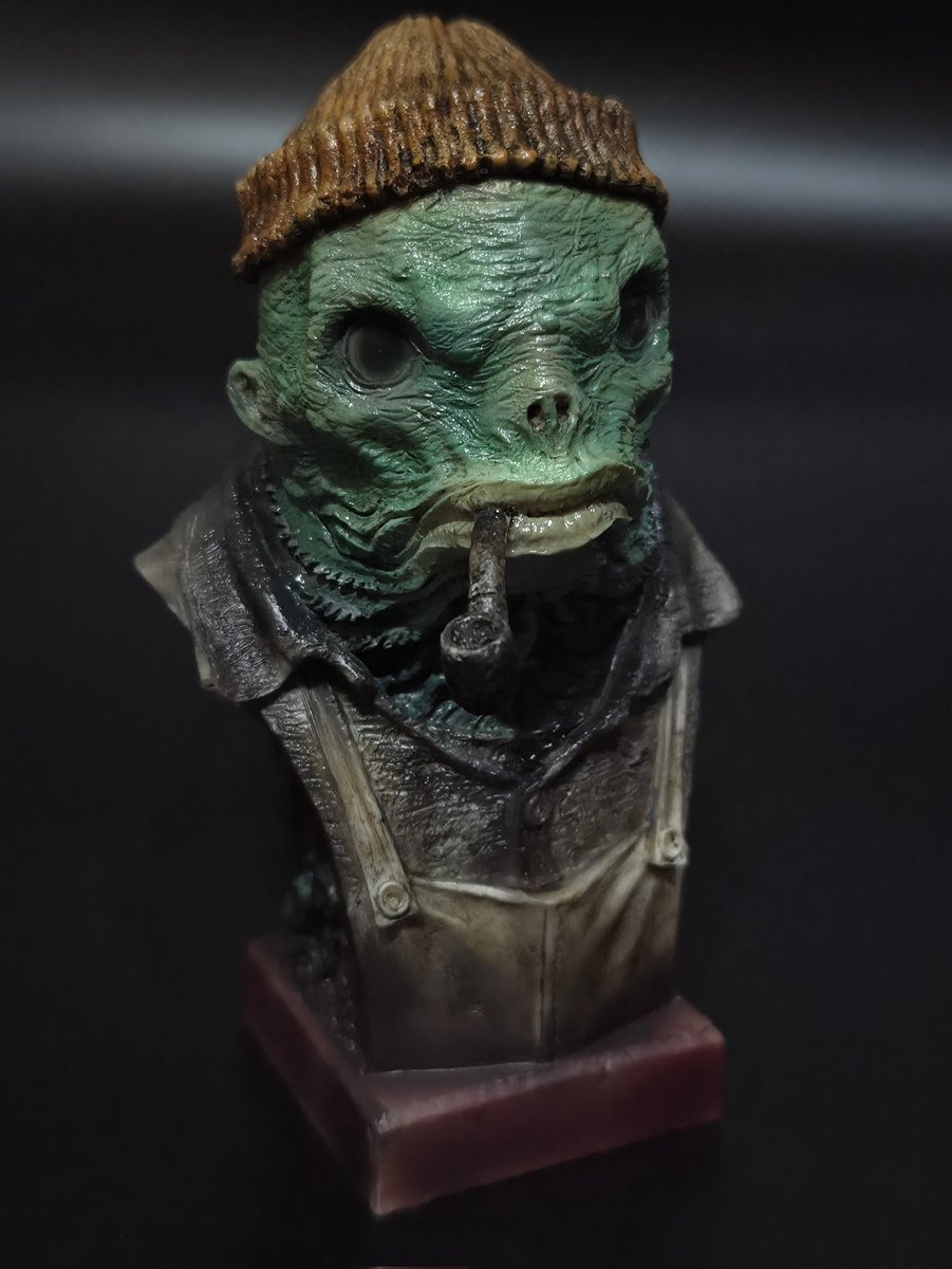 gakuton's tweet image. 赤尾慎也さん(@AkaoHeadlong)原型
「DeepOne」！
不気味さとチャーミングさのバランスがお気に入り。
緑&amp;amp;青の半魚人カラーで仕上げつつ、「死んだ魚の目」感を出したかったので、瞳をUVレジンでコートしています。
喫煙者なのも好感度大！
#ガレージキット
#クトゥルフ
#modelkit 
#Cthulhu