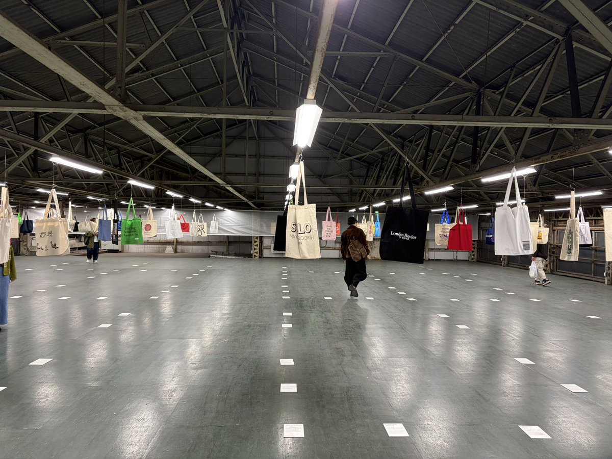 気になって仕方なかったので結局行ってきた！

前所属してた事務所の方が出店していて10年ぶりぐらいにご挨拶できた。まだデザイナーやってる証明ができた！

疲れをビールで誤魔化しながら回ったら何人か久しぶりの人にお会いできたし、新しい本も何冊か手に入れたから散財したけど良しとしよう