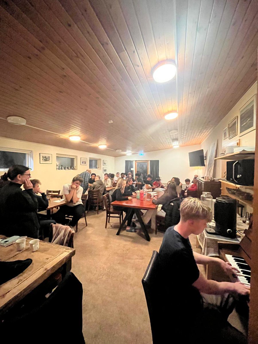 Day 3 highlights (part 3) for our last night in Iceland 🇮🇸 students took part in a geography and Iceland related quiz whilst being entertained by a number of talented musicians on the piano.