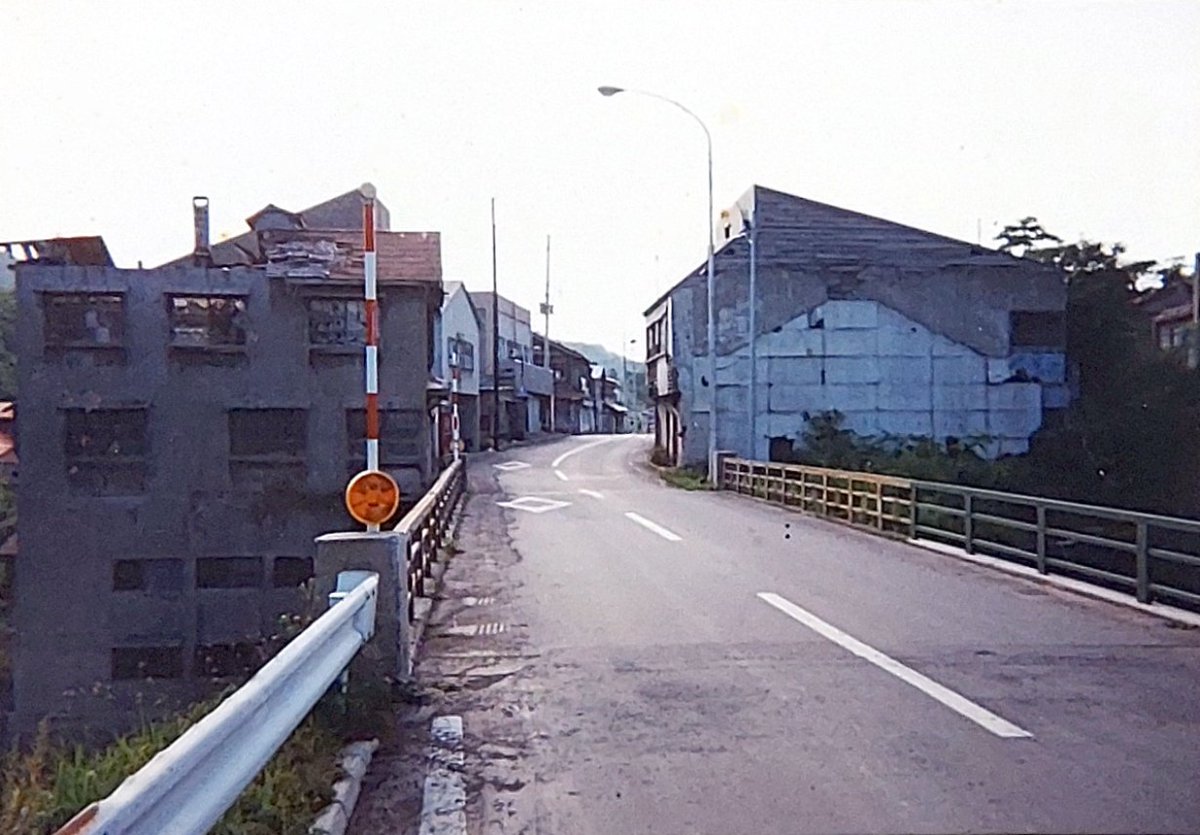 hologon15's tweet photo. たぶん90年代の我路町の写真。

東京の仕事場の机の上にあった写真群をかき集めて袋詰めした中にあった。

放流しておくけど、無断利用は禁止。 https://t.co/p1O9uAe18D