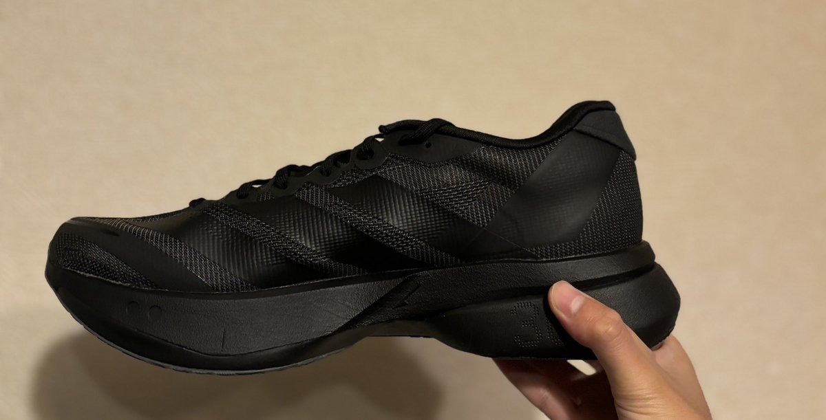 Run_u_R's tweet image. 10月1000km走れたのも、18日・19日の5kmとハーフ連戦で優勝できたのも、この2足が支えてくれたから。
黒：Adidas Boston 13 白：Adizero Pro 4
大学時代はほぼNIKE。
でも中学で1番伸びてた時、ずっとタクミセン履いてたなと。
“反発より、自分の脚で前に進むタイプ”脚力で押していきたい人おすすめ。