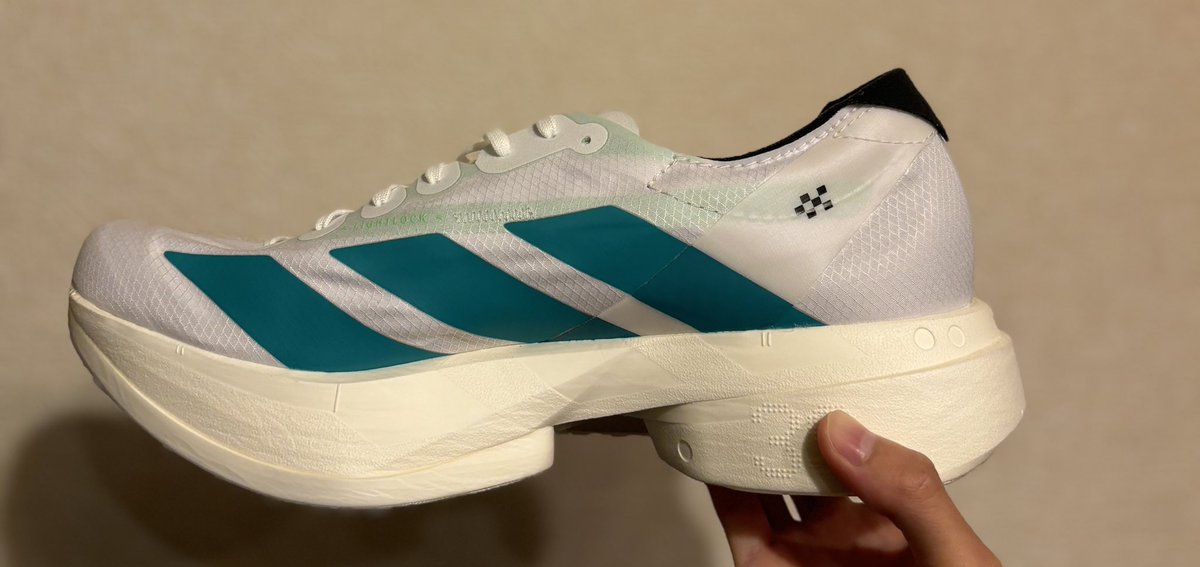 Run_u_R's tweet image. 10月1000km走れたのも、18日・19日の5kmとハーフ連戦で優勝できたのも、この2足が支えてくれたから。
黒：Adidas Boston 13 白：Adizero Pro 4
大学時代はほぼNIKE。
でも中学で1番伸びてた時、ずっとタクミセン履いてたなと。
“反発より、自分の脚で前に進むタイプ”脚力で押していきたい人おすすめ。