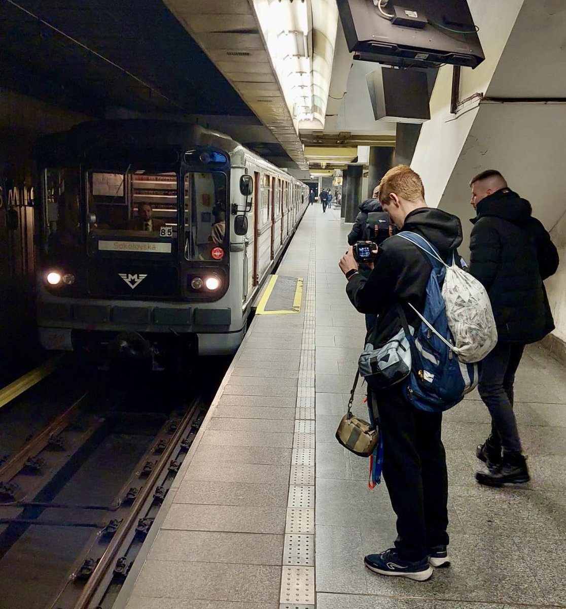 SPECIÁLNÍ JÍZDY 🚇 | Historická souprava 81-71 vozí dnes cestující v úseku Smíchovské nádraží - Florenc v rámci výročí 40 let provozu linky B.  

Dobové hlášení, dobové kostýmy, dobové metro - to vše můžete zažít!

Platí standardní jízdné PID. Dnes do 15:16 (konec akce). Jízdní