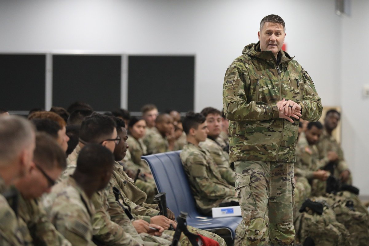DOUNCUSCFCUSFK's tweet photo. Maj. Gen. William "Hank" Taylor, #2IDRUCD Commanding General, Command Sgt. Maj. Kenneth Franco, Division Command Sergeant Major, and Brig. Gen. Jeong Hyeok Kim, Deputy Commanding General - ROK, welcomed Soldiers of the 3d Cavalry Regiment to the peninsula as the next Korean. https://t.co/KQB8tSBjph