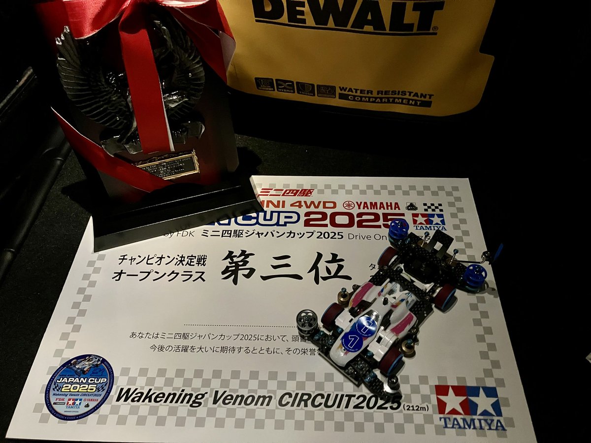 8valve_mk2's tweet image. ジャパンカップチャンピオン決定戦、3位入賞できました！
勝つことはできなかったけど、全力で戦えた最高のレースでした。
ホットボックスを始め走らせる場所を提供してくださるお店の方々、いつも一緒に遊んでくれる仲間たち、快く送り出してくれた嫁さん、本当にありがとうございました！