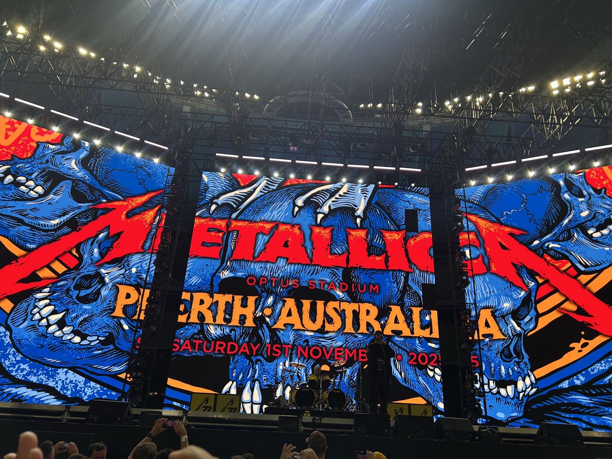 Japannica_Tokyo's tweet photo. @metallica オセアニアツアーは欧米公演の円形ドーナツ型ステージ+8つのスクリーンタワーセットではなく通常ステージ+半円ピットですが初日11.1(土)パース公演 #M72Perth に参戦したメタリカファミリーからピット内から見たステージの様子が届きましたので是非ご覧ください🇦🇺
ジェイムズが近すぎます🤩 https://t.co/gVowmURaCh