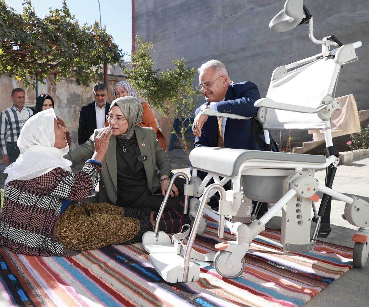 Şanlıurfa Milletvekilimiz Sayın Asuman Cevahir’in öncülüğünde, Viranşehir’de El Ele Vakfı ile birlikte  ihtiyaç sahibi vatandaşlarımıza destek eli uzatıldı. Engellilerimize ve yaşlılarımıza gösterdiği duyarlılık ve gönül desteği için sayın vekilimize gönülden teşekkür ederiz.”