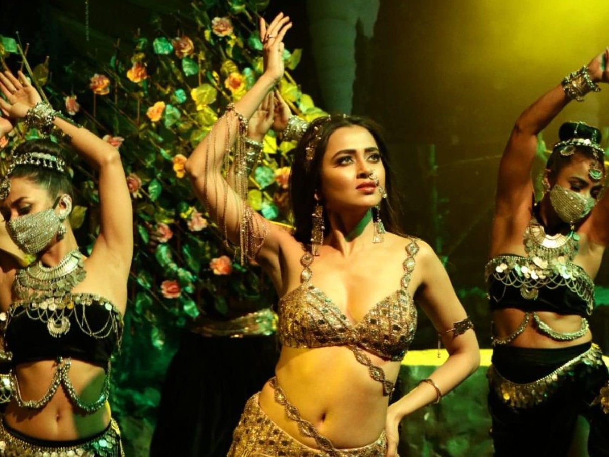 Can't get over till now #TejasswiPrakash reveal look as #Pratha  for #Naagin6 at BB 15 Finale 🔥
 No one can match her Aura Charm Grace 💥 
This day literally giving us goosebumps 😘 still remember those day 🤗
( Most longest Successful season)
<a href="/itsmetejasswi/">Tejasswi Prakash</a>  #TejaTroops