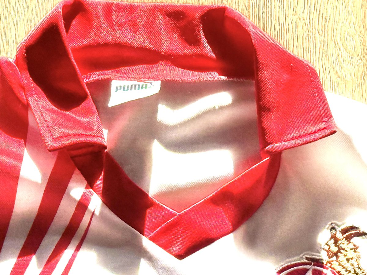 Let’s share a shirt again! Today I’ll be wearing this long sleeved Köln beauty from the very early 90s. What’s your shirt of choice on this sunny (at least here and for now) Sunday?