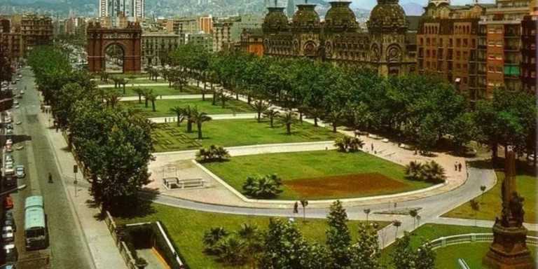 ProfTorra's tweet photo. El Passeig Lluís Companys de 1975 i el Passeig Lluís Companys d'Ada Colau.
Ciment, ciment i més ciment.
Molt carril-bici💶, però molt poques zones verdes🌳. https://t.co/PEBYAy036U