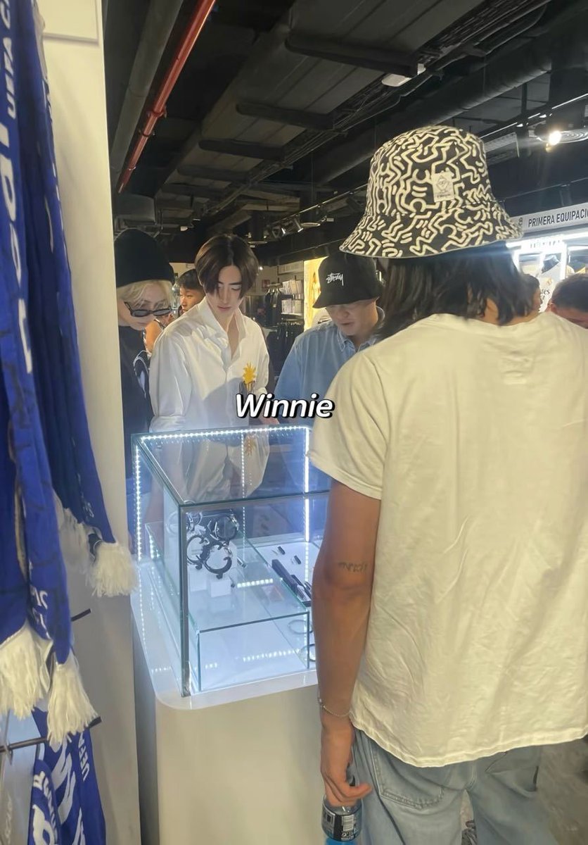 lovintheice's tweet photo. heehoon shopping date~ https://t.co/OP0x7Dagu4
