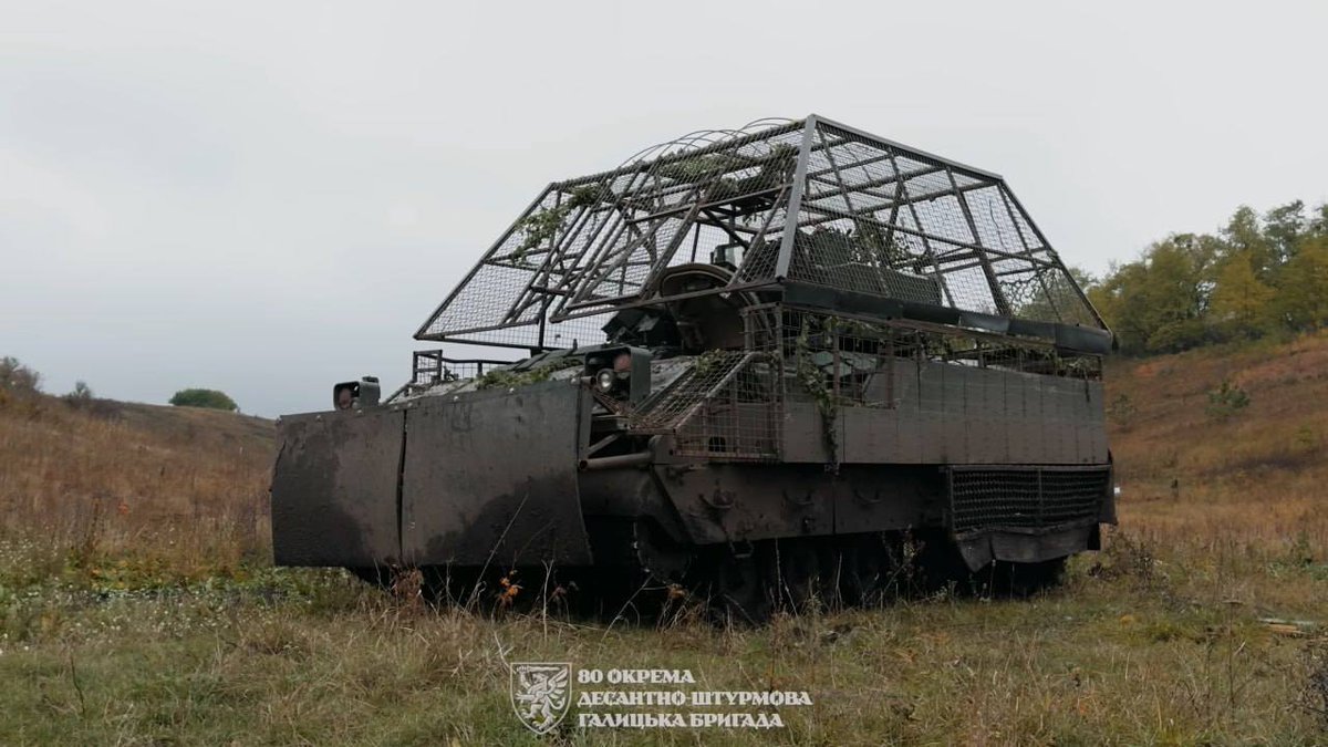 T_90AK's tweet image. Ukrainian Bradley with alot of Cage Armor, Kontakt-1 and ofc Rubber flap/mats. 
In service with the 80th Air Assualt Brigade, October, 2025.