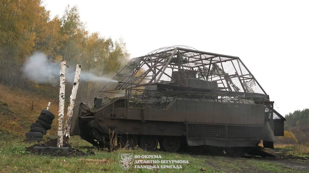 T_90AK's tweet image. Ukrainian Bradley with alot of Cage Armor, Kontakt-1 and ofc Rubber flap/mats. 
In service with the 80th Air Assualt Brigade, October, 2025.