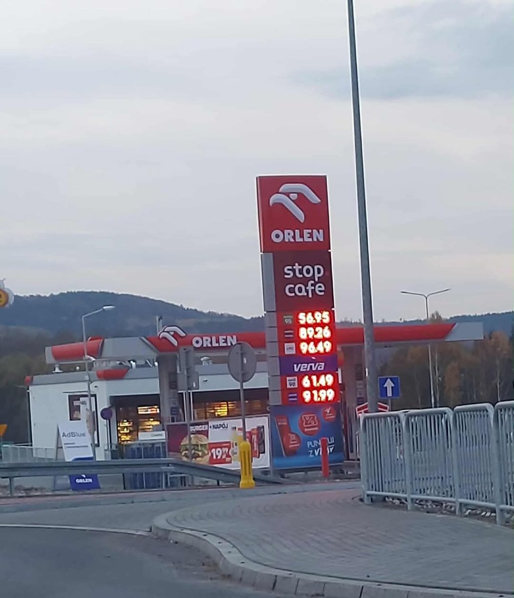 marcinpodlacki's tweet image. Tuchów, kilkanaście kiometrów od mojego rodzinnego domu. A mówią, że w dużych miastach jest drożej... dobrze, że wybrałem Kraków, bo za cały miesięczny dochód ledwo zatankowałbym zbiornik paliwa.
#ORLEN #paliwo