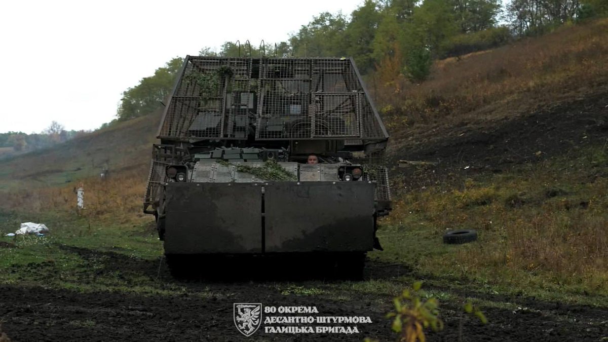 T_90AK's tweet image. Ukrainian Bradley with alot of Cage Armor, Kontakt-1 and ofc Rubber flap/mats. 
In service with the 80th Air Assualt Brigade, October, 2025.