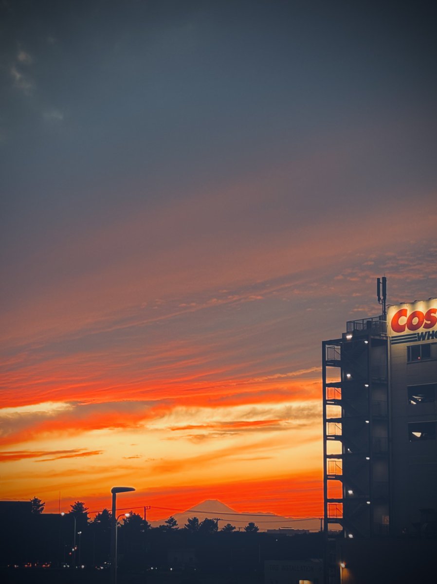 mint_tearoom's tweet photo. 幕張遊びに行ったら夕日がめちゃくちゃ綺麗で富士山しっかり見えてた！！！
あっという間のマジックアワーだった〜〜〜〜 https://t.co/s9kmPiTDzo