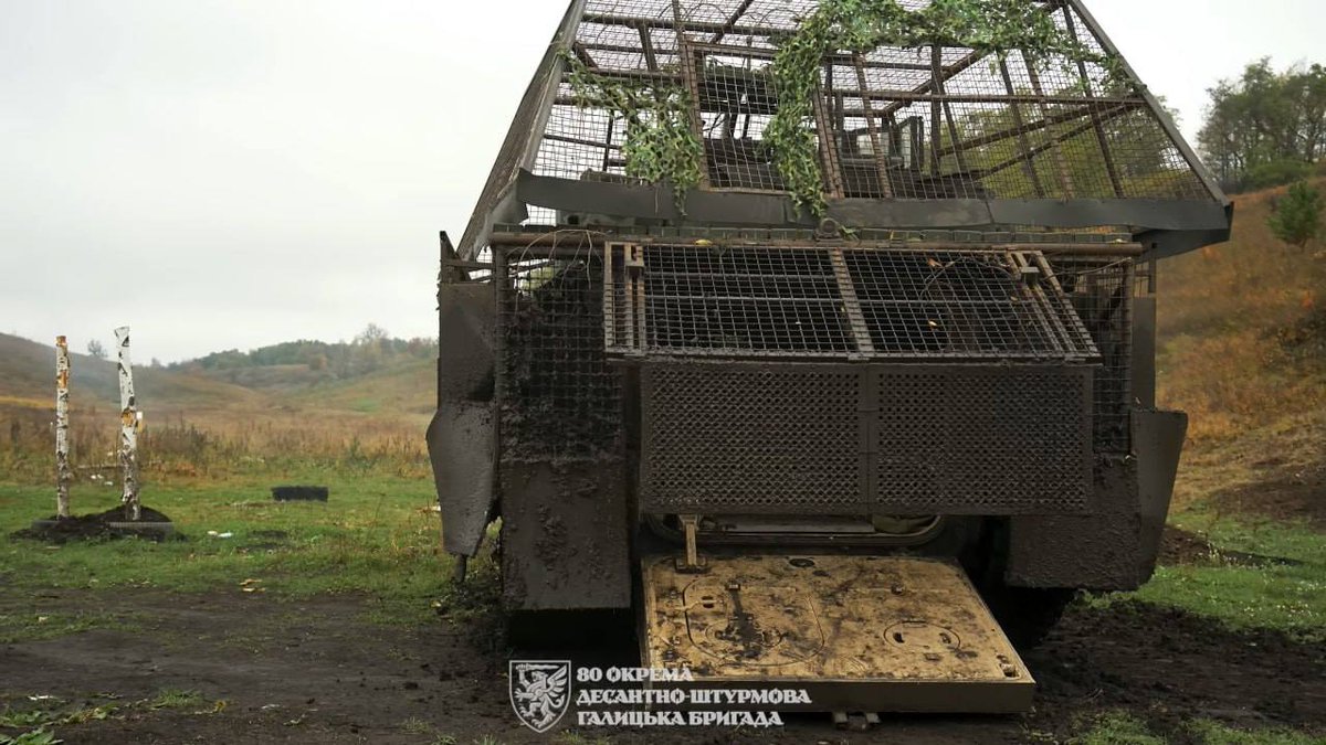 T_90AK's tweet image. Ukrainian Bradley with alot of Cage Armor, Kontakt-1 and ofc Rubber flap/mats. 
In service with the 80th Air Assualt Brigade, October, 2025.