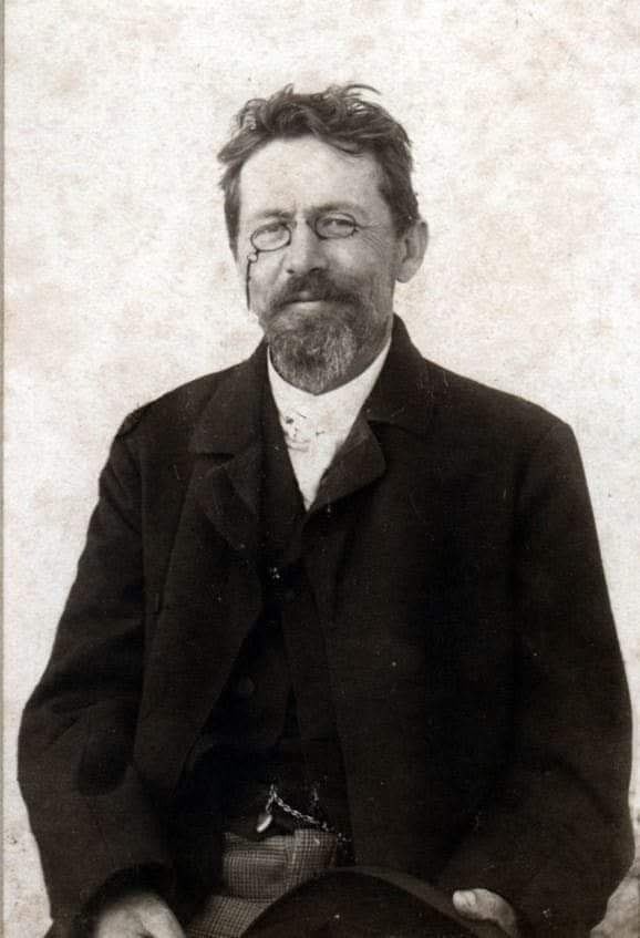 أولى علامات الشيخوخة أن تتحول من إنسان يحلم إلى إنسان يتذكر. 

أنطون تشيخوف