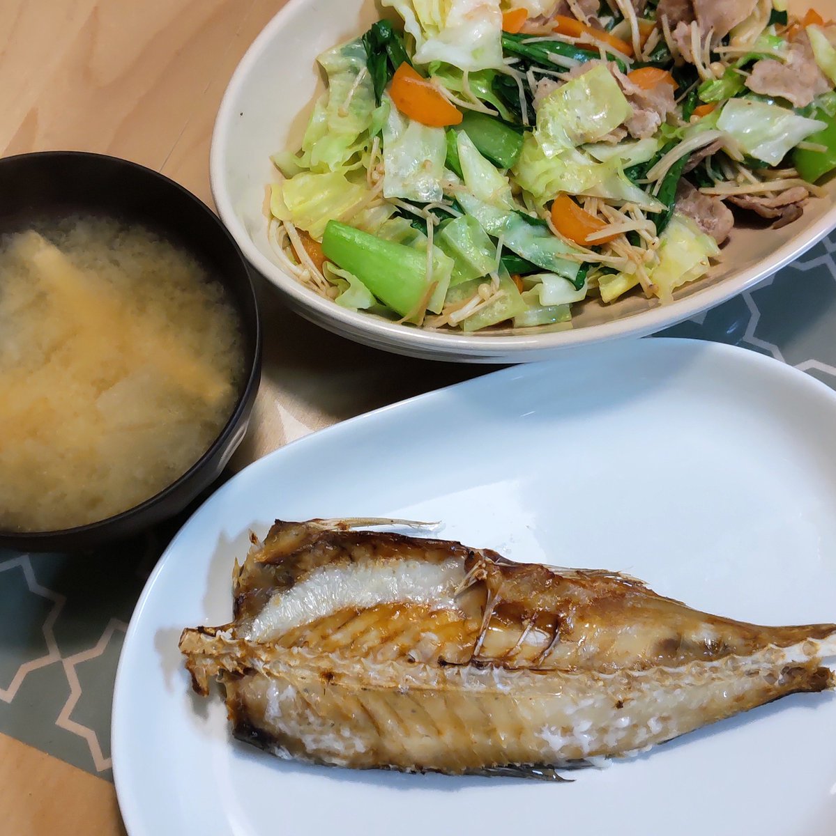 おゆはん!
アジ干物
野菜炒め
大根と油揚げの味噌汁