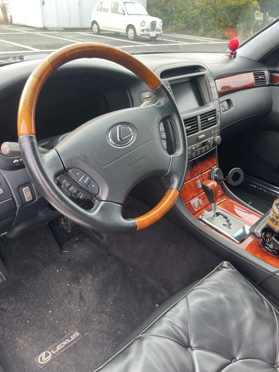 nare1107's tweet image. 自分購入してからほぼ乗らず車庫保管してますが、保管するより大事に乗っていただける方がいれば250でどうですか？
エアサスより、バネサスが好みなのでバネサスです
LS430でも、設定の少ない全席2枚ガラス(合わせガラス)
全席オートクローザー
外観も内装も綺麗です
革シートも全席綺麗です
 #LS430