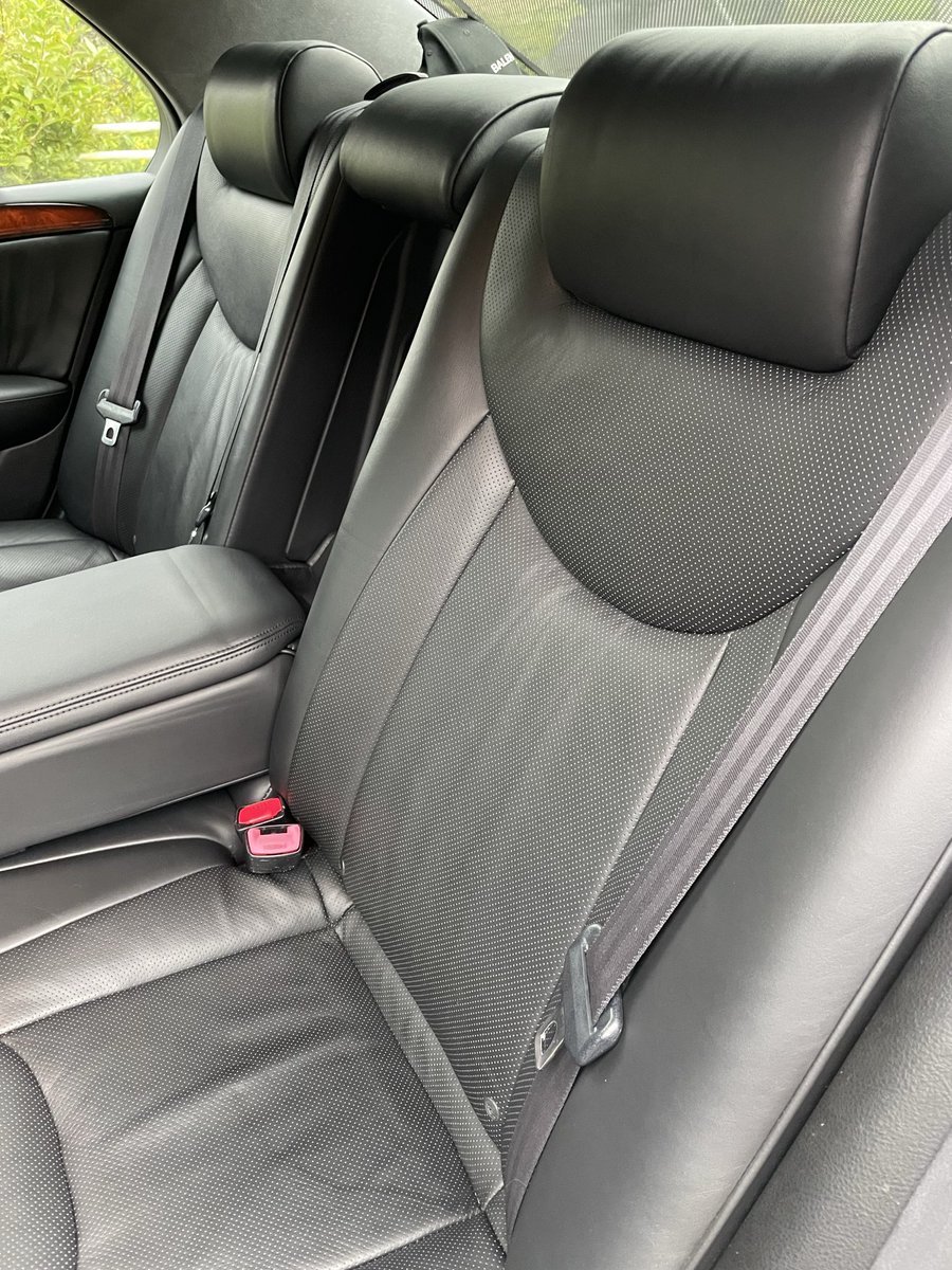 nare1107's tweet image. 自分購入してからほぼ乗らず車庫保管してますが、保管するより大事に乗っていただける方がいれば250でどうですか？
エアサスより、バネサスが好みなのでバネサスです
LS430でも、設定の少ない全席2枚ガラス(合わせガラス)
全席オートクローザー
外観も内装も綺麗です
革シートも全席綺麗です
 #LS430