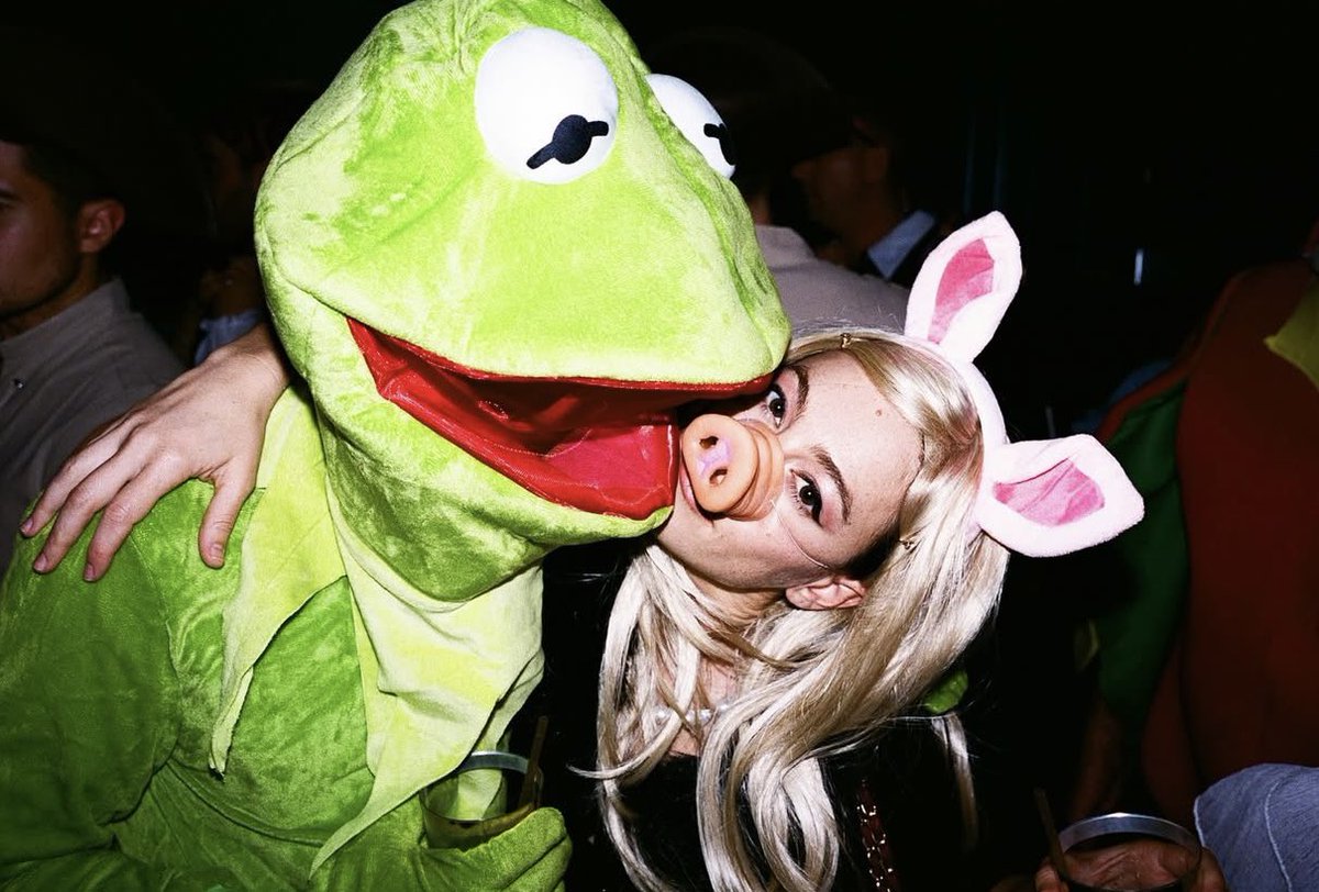LermanUpdate's tweet image. Obesssed with Logan Lerman and Ana Corrigan as Kermit and Miss Piggy for Halloween 🎃
