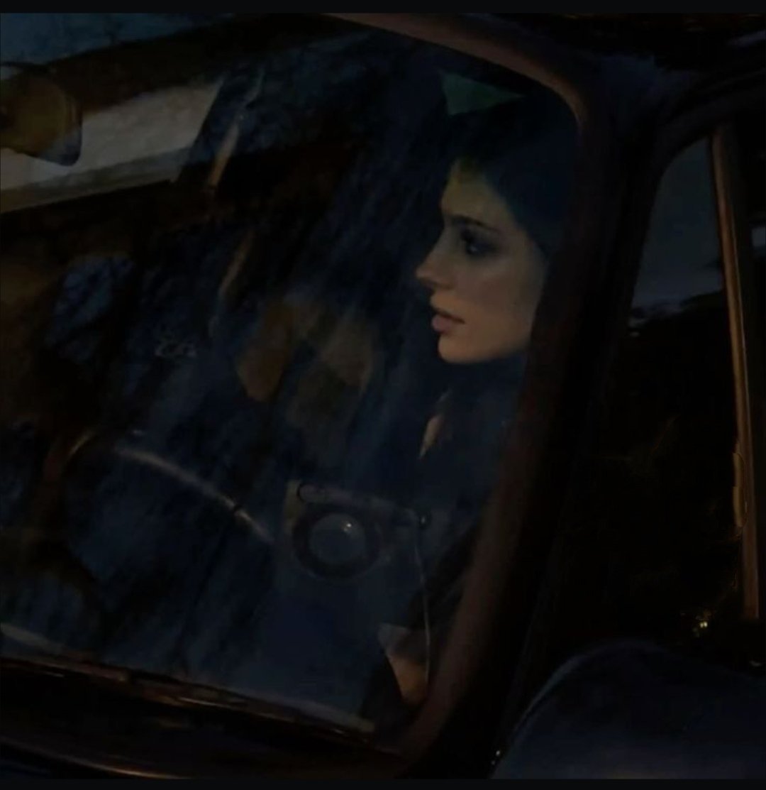 لطالما كان التحديق.. 
طريقة في تخليد شيءٍ ما.