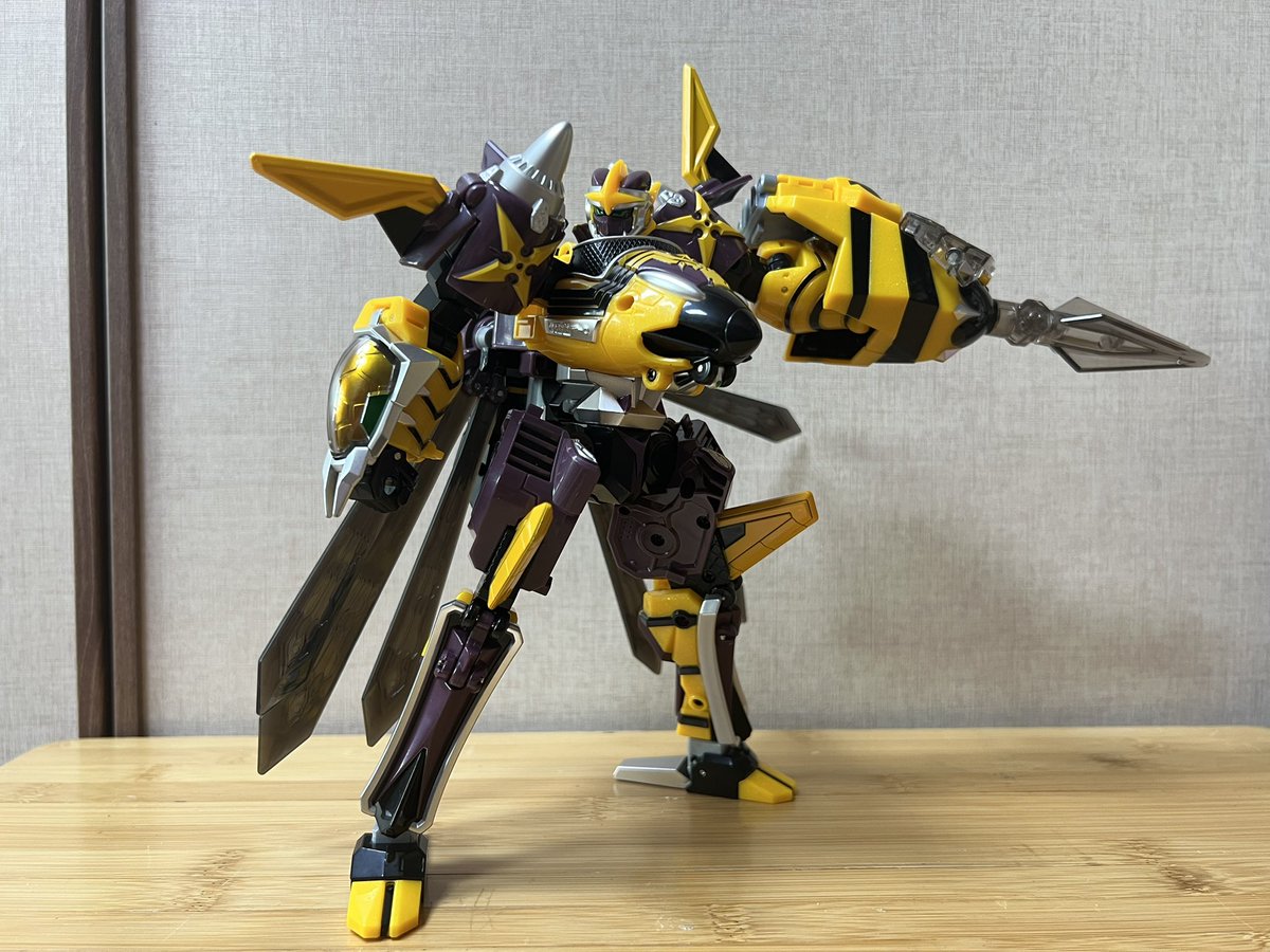 메탈카드봇W 팬텀호넷
メタルカードボットW
ファントムホーネット

ヘリ+ハチ+忍者というモチーフの特盛デザインがとても魅力的！
プロペラの処理、巨大な針の武器、カラーリングなど自分の好きな要素が詰まってる…！