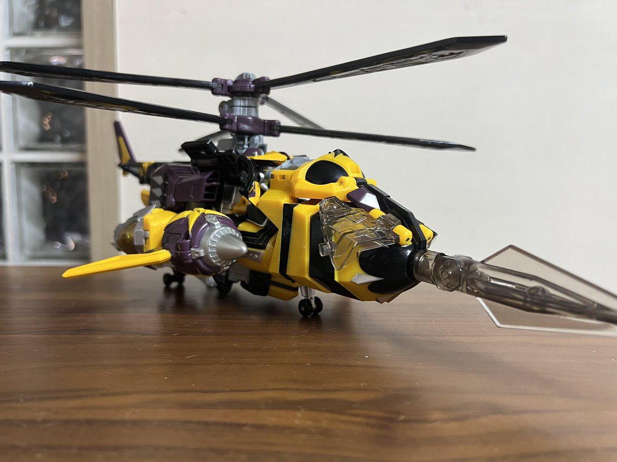 ウェポンカードの「バズスティング」は基本ビークルでは余剰ですが、
ちょっと工夫して機首に取り付けて見ました
そこそこ固定されるし、デザイン的にも結構良いのでは…！？